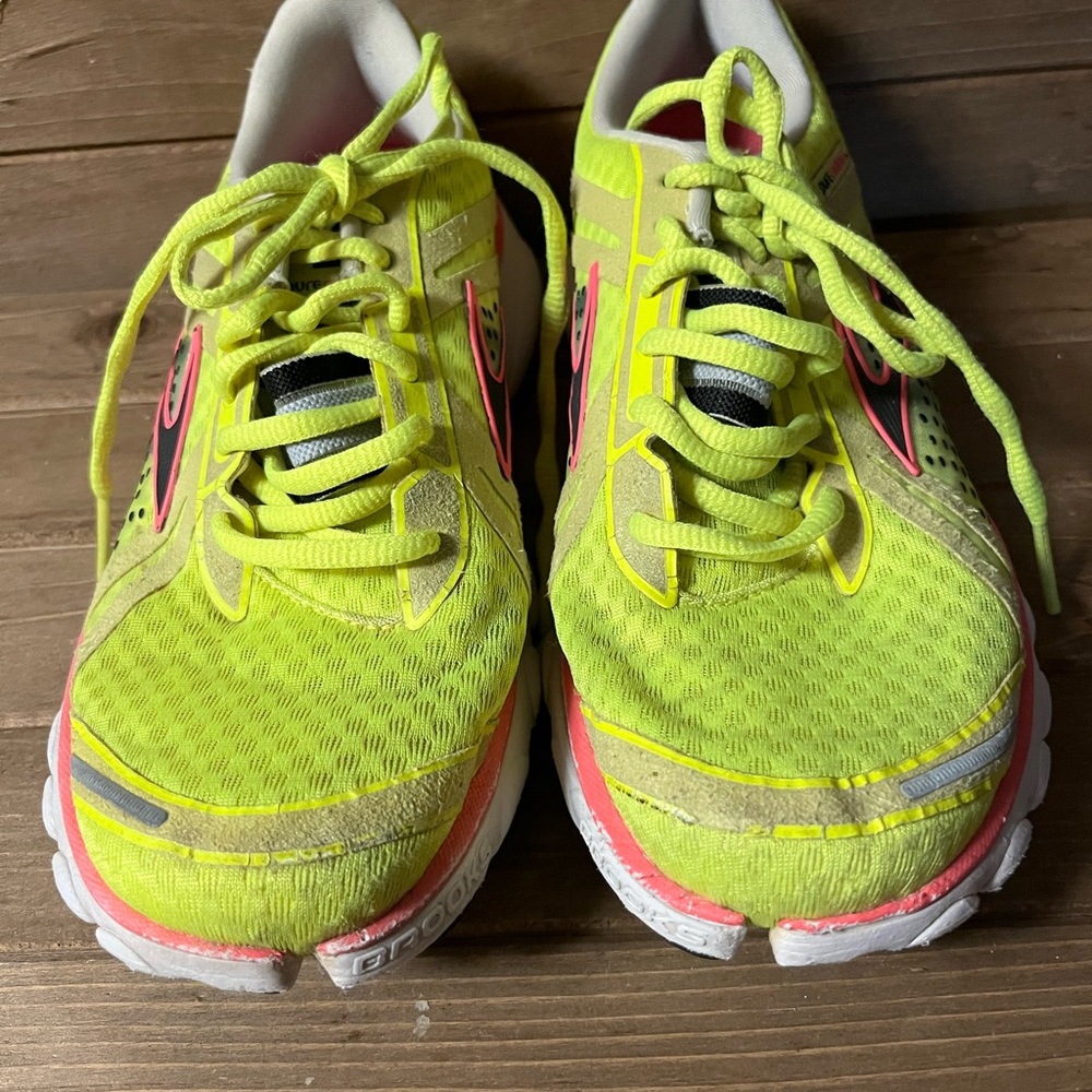 Brooks cadence neon yellow running shoes size 8 bg